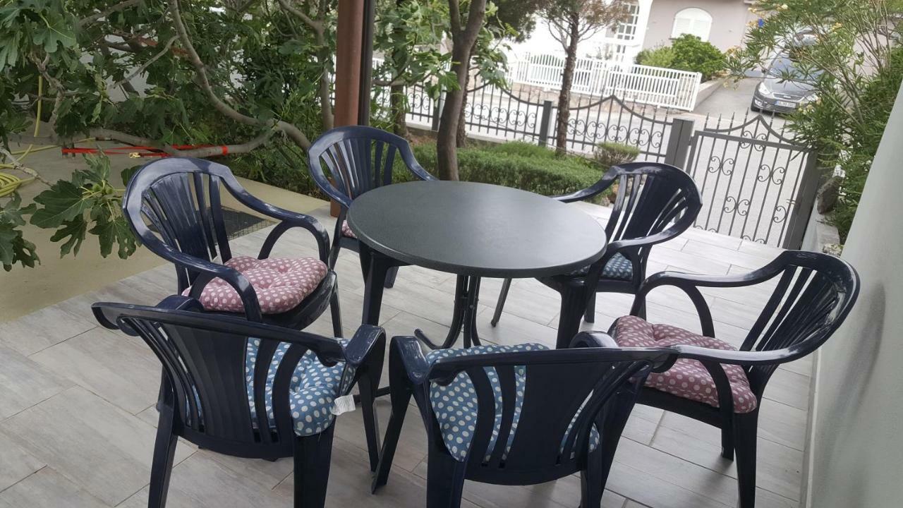 Apartman Zahira Karlobag Exterior photo